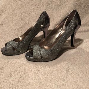 Sparkling peeped-toed heels